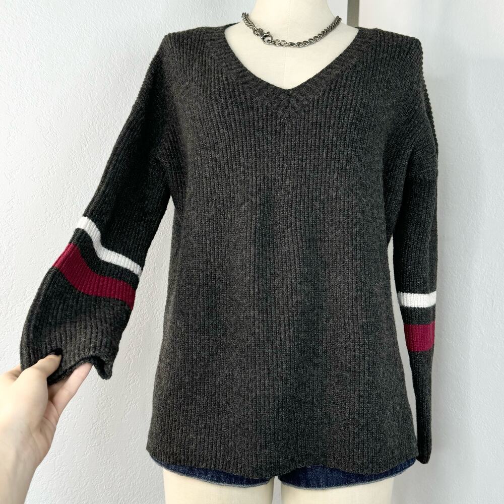 Strut & Bolt Gray V-Neck Sleeve Stripe Sweater Size Medium